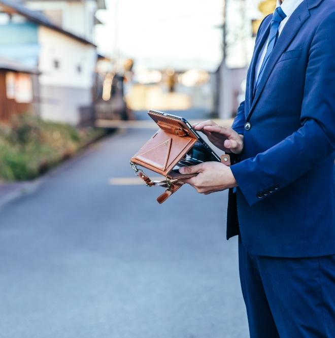タブレット触る男性