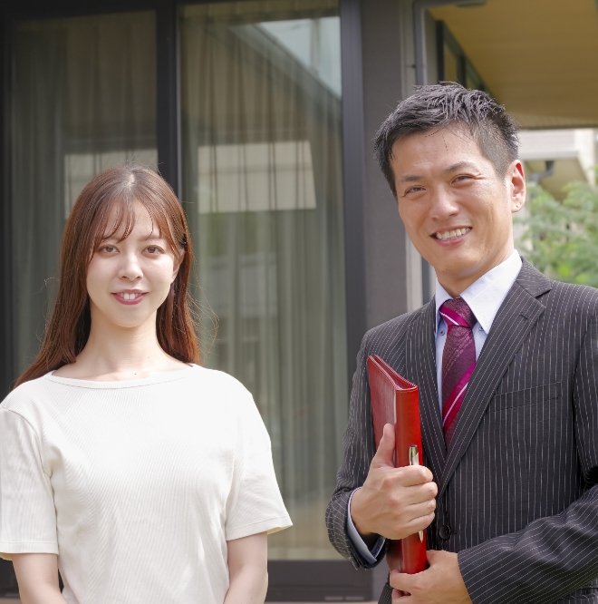 家の前の女性と男性